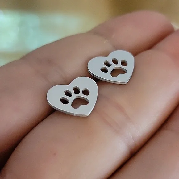 Pawprint Heart Stud Earrings, unisex - Picture 1 of 6